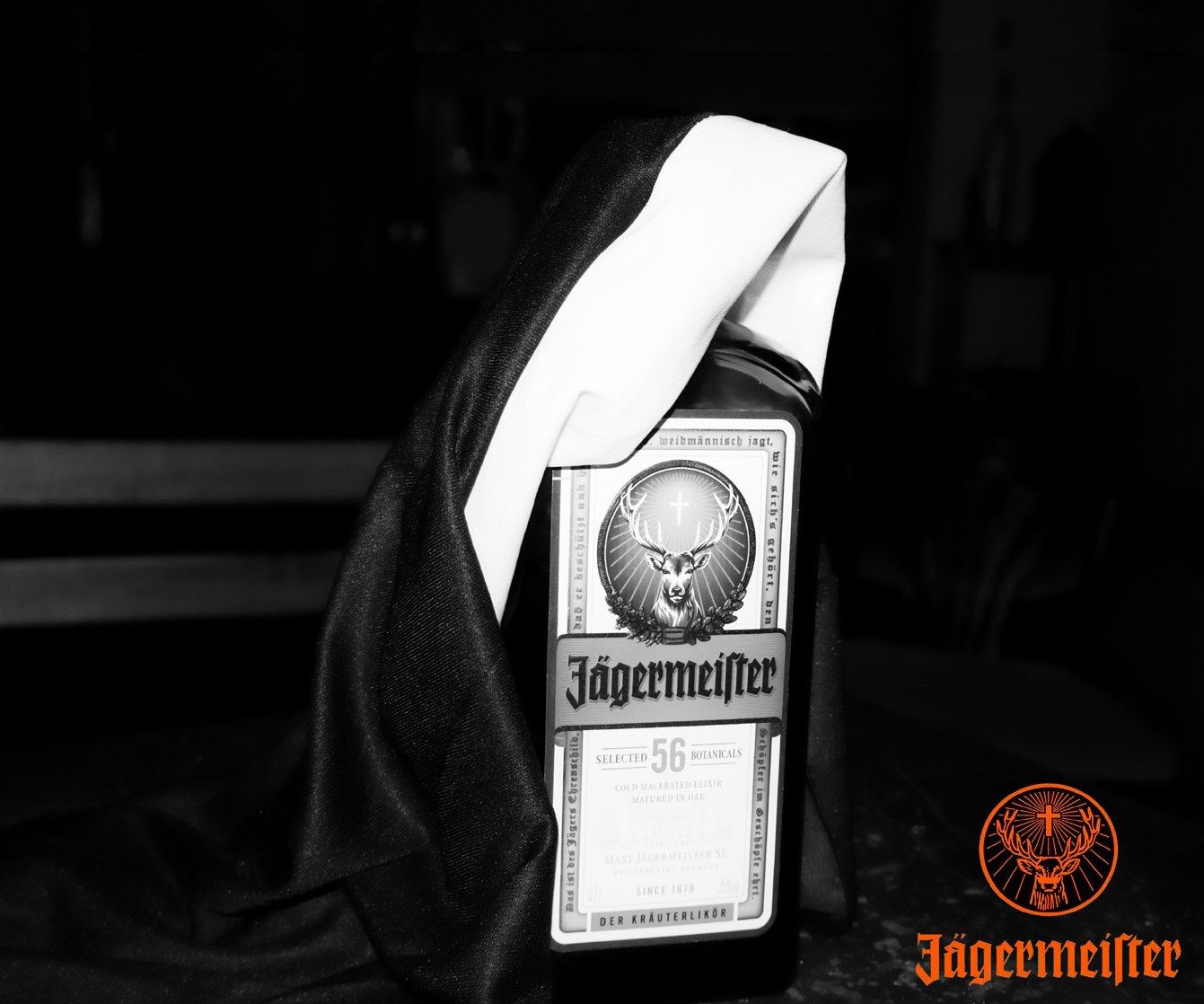 Botella de Jägermeister cubierta con la toca de un hábito de monja